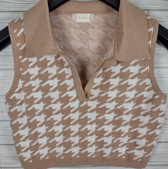 Altar'd State Sweaters - Altar’d State Women's L V Neck Brown White Houndstooth Cropped Sweater Vest